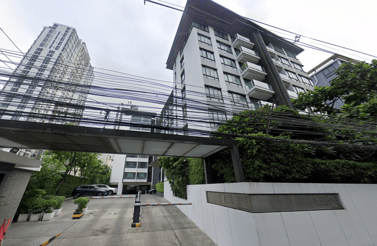 Issara 42 Sukhumvit - Bangkok condo exterior and facilities