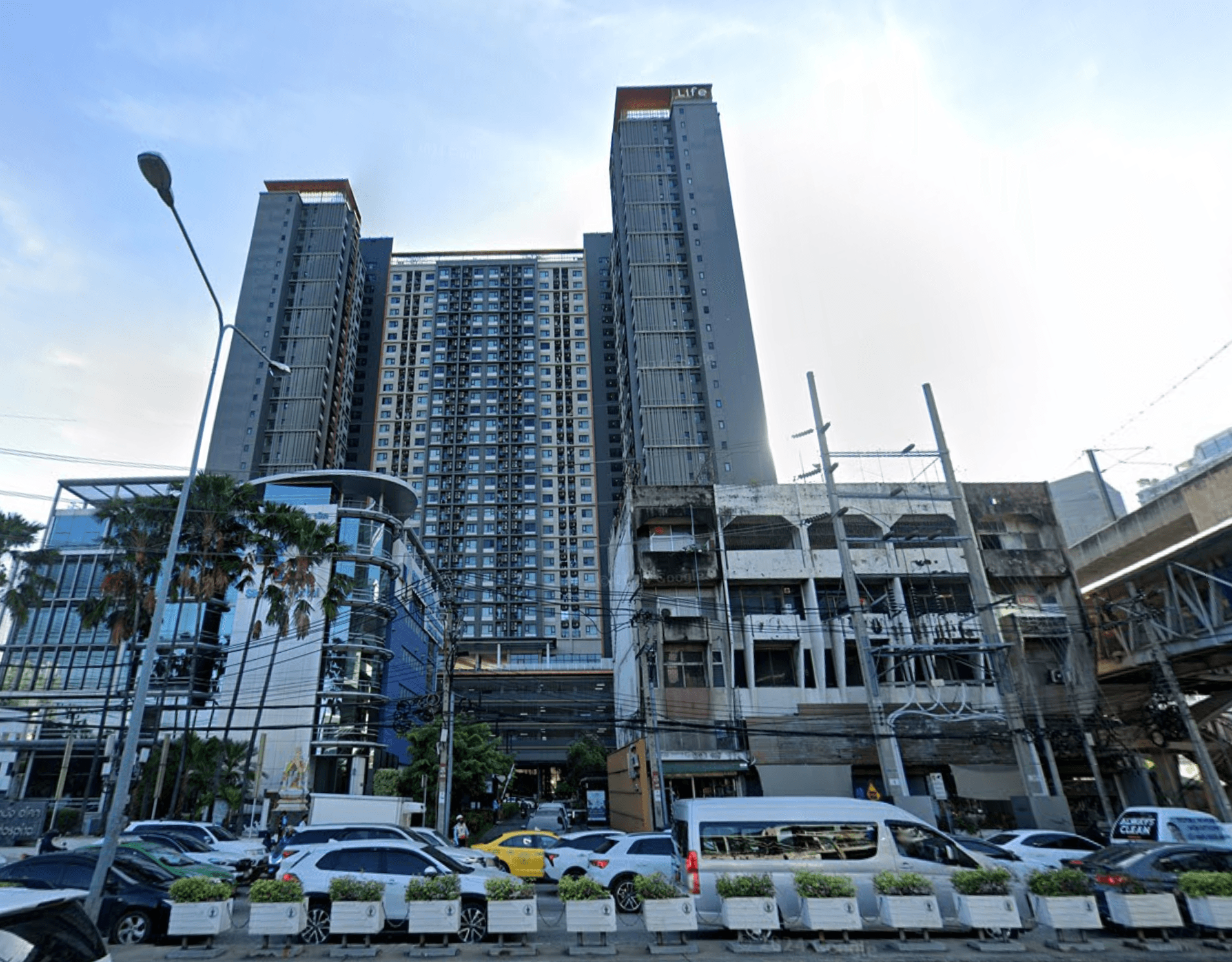 Life Asoke - Bangkok condo exterior and facilities