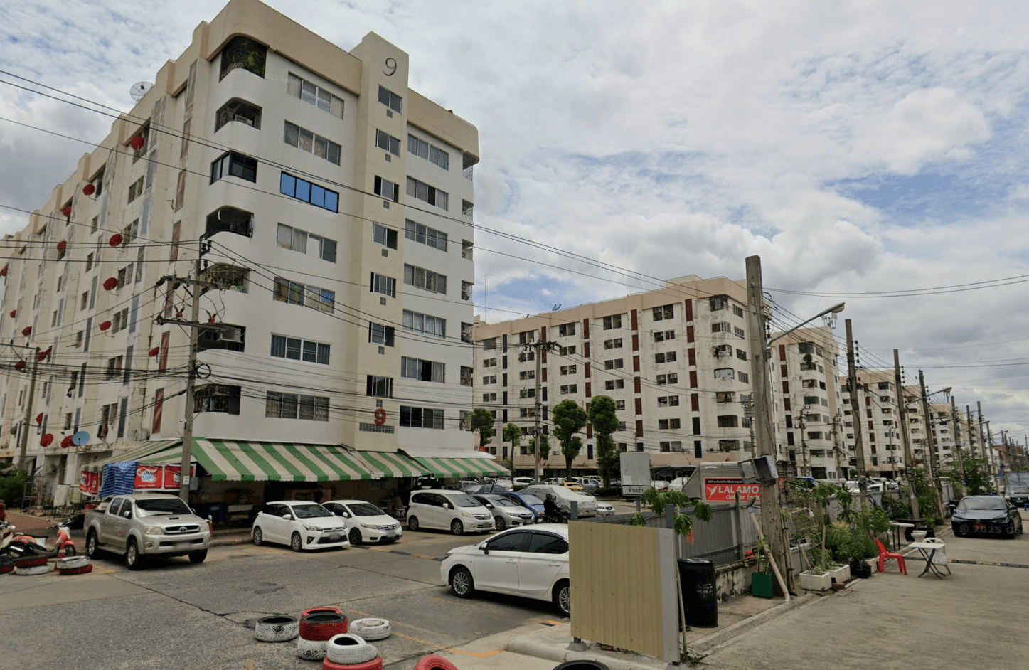 Thanommit Park - Bangkok condo exterior and facilities
