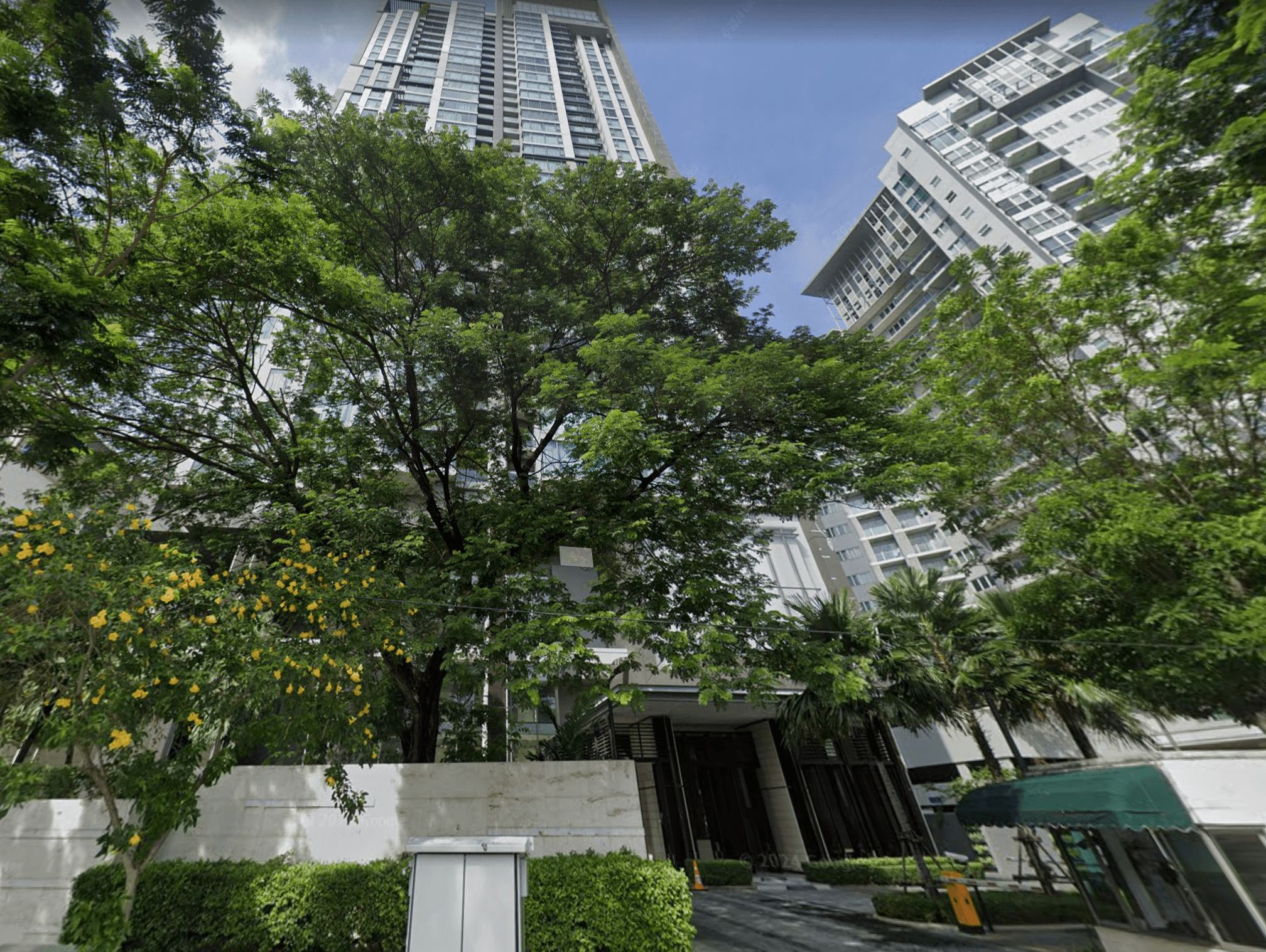 The Breeze Narathiwas - Bangkok condo exterior and facilities